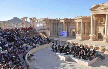 La orquesta del Maríinski, bajo la dirección del ruso Valeri Guérguiev actúa en el anfiteatro de Palmira.