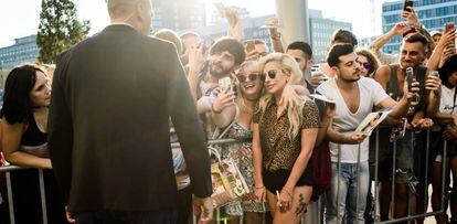 Lady Gaga posa con sus fans el jueves en Berlín.