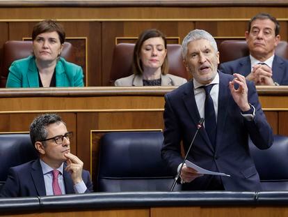 El ministro del Interior, Fernando Grande-Marlaska (derecha), este miércoles en el Congreso de los Diputados.