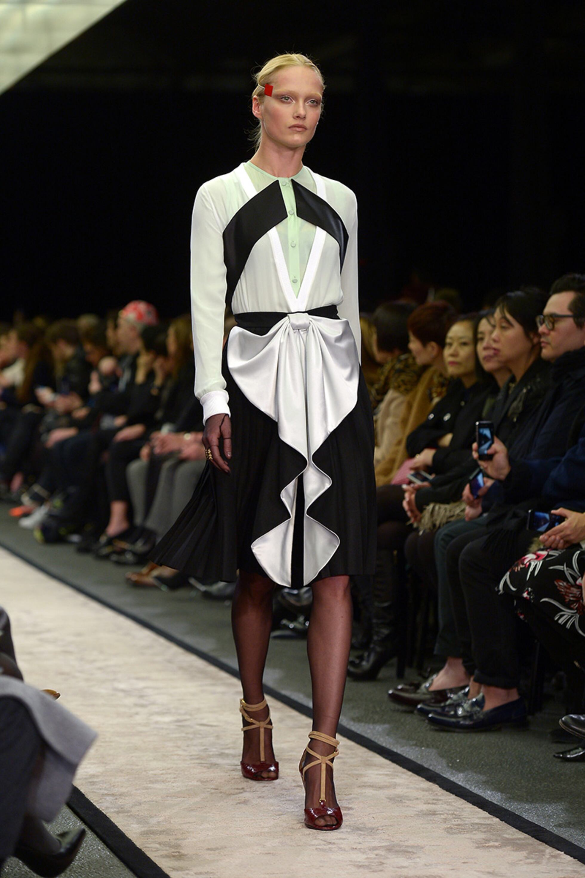 Givenchy apuesta por los contrastes | Fotos | S Moda: Revista de moda ...