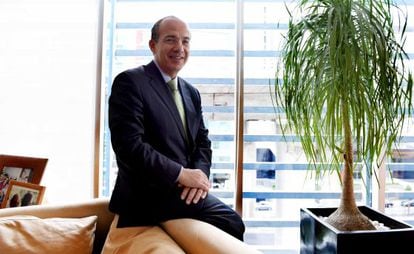 El expresidente mexicano, Felipe Calder&oacute;n, en su despacho.