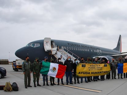 El avión de la Fuerza Aérea Mexicana, tras su aterrizaje en Bucarest, la capital de Rumanía.