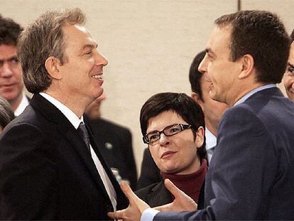 El primer ministro británico, Tony Blair, con el presidente español, José Luis Rodríguez Zapatero, en la cumbre de la OTAN celebrada esta semana.