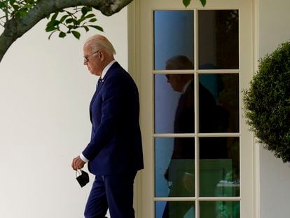 El presidente de Estados Unidos, Joe Biden, en la Casa Blanca antes de coger el avión rumbo a Los Ángeles para asistir a la Cumbre de las Américas.