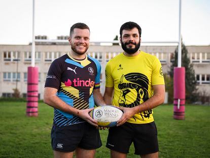 Zak Woodley y Diego Lastra sostienen la pelota con el nombre del equipo en el campo de rugby de la Universidad Autónoma de Madrid, el 5 de octubre de 2023.