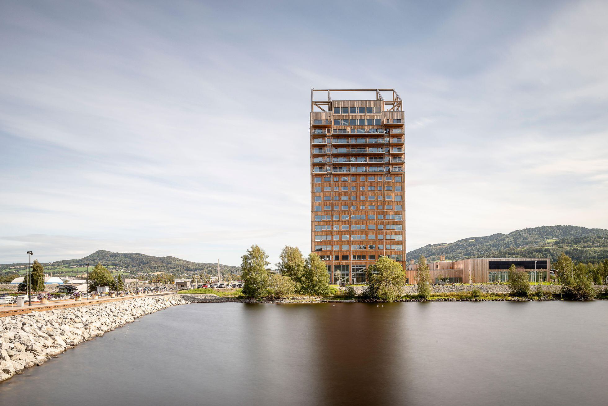 Mjøstårnet, la torre del Lago Mjøsa, en el pequeño municipio noruego de Brumunddal, ostenta el actual récord de altura en madera con sus 18 plantas y 85,5 metros. 