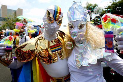 El 29 de junio a mediodía, desde el Ángel de la Independencia, arranca el desfile del <a href="https://www.facebook.com/MarchaLGBTCDMX/" target="_blank">Orgullo Gay en Ciudad de México,</a> la primera ciudad de América Latina en reconocer el matrimonio entre personas del mismo sexo. Este año lleva por lema “Ser es resistir”. Se trata de una fiesta al alza, que en los últimos años viene superando los 150.000 participantes y envuelve la reivindicación en diversión y música. Es tradición que las parejas que así lo deseen se casen en el marco de esta marcha que incorpora cada vez más letras a la diversidad de su acrónimo: LGBTTTI (Lesbico, gay, bisexual, transgénero, travesti, transexual, intersexual).