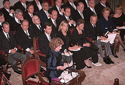 Carmen Iglesias, ayer, durante la lectura de su discurso de ingreso en la RAE, acompañada, en primera fila, por el príncipe Felipe, la infanta Cristina, los duques de Soria, Luisa Fernanda Rudi y Esperanza Aguirre.