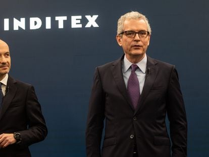 El presidente saliente de Inditex, Pablo Isla (a la izquierda), junto al consejero delegado, Óscar García Maceiras, en la presentación de resultados de 2021 en la sede de la empresa en Arteixo (A Coruña).