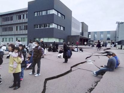 A group of people remain among the cracks caused by the earthquake in Wajima, Ishikawa prefecture. 