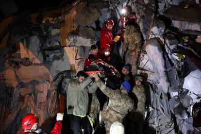 Una mujer es rescatada por los servicios de emergencias en la ciudad turca de Alejandreta.