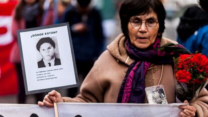 La madre de un desaparecido durante la dictadura de Augusto Pinochet, en una manifestación en Osorno para conmemorar el 45 aniversario del golpe de Estado en Chile.