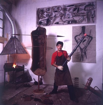 Un Jaume Plensa en los inicios de su carrera, retratado en 1983 en su antiguo taller del barrio de Sants (Barcelona). 