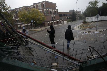 A primera hora de la mañana la Universidad Complutense presentaba un aspecto desangelado y con varias barricadas.