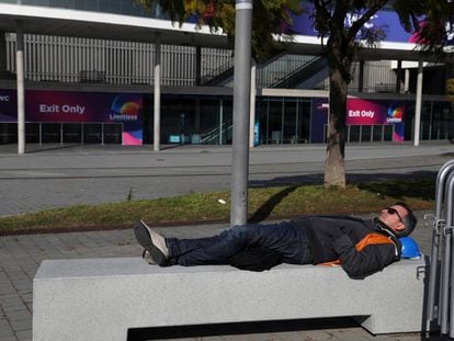 Un empleado descansa en la Fira de Barcelona después de que Mobile World Congress (MWC) fuera cancelado en Barcelona.