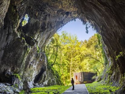 La impresionante entrada de la cueva de Cullalvera, de 28 metros de alto, en la localidad cántabra de Ramales de la Victoria.