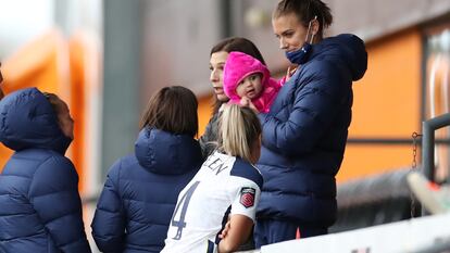 La delantera estadounidense del Tottenham Alex Morgan, con su bebé en brazos el pasado 7 de octubre en las gradas de The Hive (Londres).