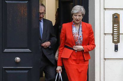 La primera ministra May surt de la seu del seu partit aquest divendres.