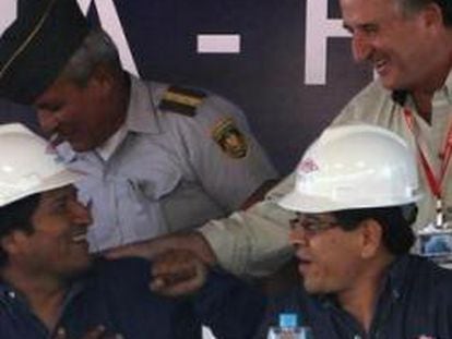 El presidente de Bolivia Evo Morales se saluda con el presidente de Repsol, Antonio Brufau (d); en presencia del presidente de Yacimientos Petrolíferos Fiscales Bolivianos (YPFB), Carlos Villegas (c), en la inauguración de la nueva planta procesadora de gas de Campo Margarita, situado en el sur boliviano, el 1 de mayo de 2012.