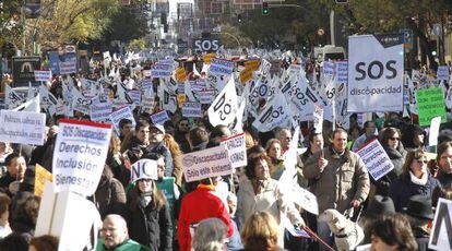 Miles de personas recorren el centro de Madrid para denunciar los recortes a las ayudas a la discapacidad