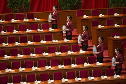 Asistentes sirven té a los delegados poco antes de la ceremonia de apertura del XVIII Congreso del Partido Comunista.