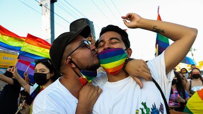 Una pareja se besa durante un desfile del gay en Sonora, el 26 de junio de este año.