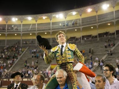 Román, a hombros, en la plaza de Las Ventas el pasado 15 de agosto.