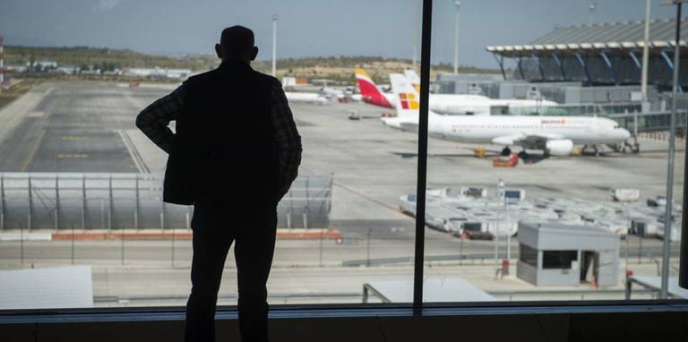 Un hombre observa los aviones este martes en el aeropuerto Adolfo Suárez Madrid-Barajas.