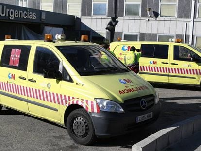 Ambulancias, en la entrada de un hospital madrileño.