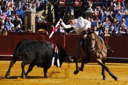 El rejoneador Guillermo Hermoso de Mendoza durante el primer toro de la tarde de ayer en la Real Maestranza de Sevilla.