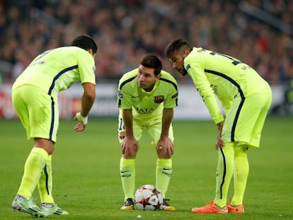 Messi conversa con Luis Su&aacute;rez y Neymar durante el partido frente al Ajax.