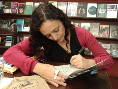Lina Meruane durante la firma de aut&oacute;grafos en una librer&iacute;a de Lima.  