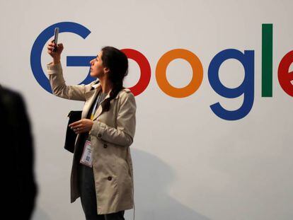 Una mujer se fotograf&iacute;a frente al logo de Google en un evento de la empresa, en Par&iacute;s.