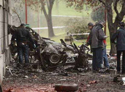Restos del coche bomba que ETA hizo explotar el 30 de octubre en la Universidad de Navarra y que hirió a 17 personas.