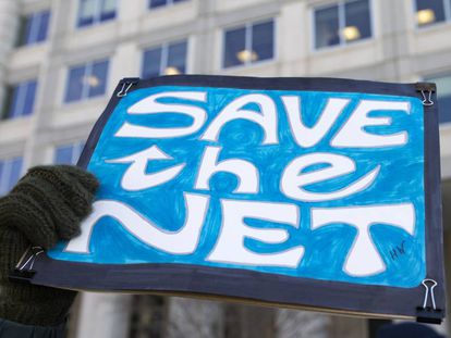 Pie de Foto: Una mujer protesta contra la propuesta de rechazar la Neutralidad en la red frente a la sede de la Federal Communications Commission en Washington DC el 13 de diciembre.