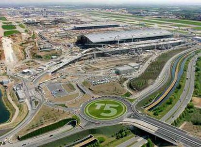 Instalaciones de la T-5, en el aeropuerto londinense de Heathrow, en el que la filial de Ferrovial BAA ha invertido 3.000 millones.