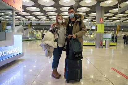 Roger Carles y su esposa, este lunes, en Barajas.