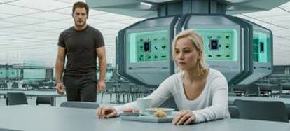 Chris Pratt y Jennifer Lawrence, en 'Passengers'.