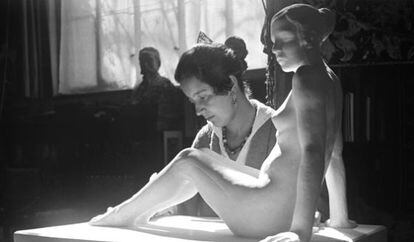Photography Helena Sorolla works on her sculpture 'Desnudo de mujer'.