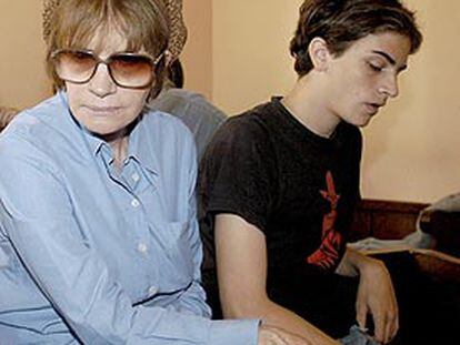 Nadine Trintignant y Roman Kolinka, madre e hijo de Marie Trintignant, el pasado 31 de julio en Vilna (Lituania).