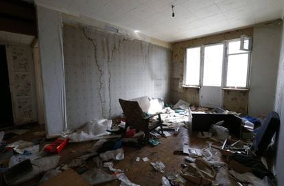 Muebles abandonados y basura en el interior de uno de los apartamentos.