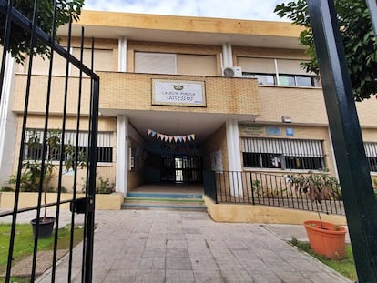 Entrada principal del colegio Tartesos, en San Juan