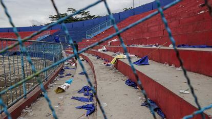 Imagen de las gradas después de la violenta estampida que dejó 125 fallecidos en el estadio Kanjuruhan de Malang.