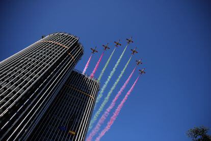 La Patrulla Águila dibuja la bandera de España en el cielo durante el desfile del Día de la Fiesta Nacional.