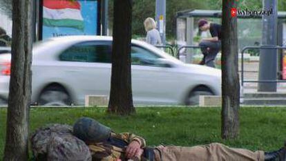 Un mendigo, en las calles de Budapest (Hungría).