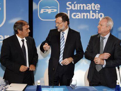 El presidente del Partido Popular, Mariano Rajoy conversa con el presidente de CEPES, Juan Antonio Pedreño (izquierda) y el presidente de Murcia, Ramón Luis Valcárcel