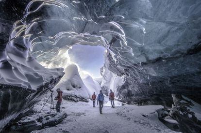 Excursionistas en la Cueva de Cristal, una gruta de hielo en el interior del glaciar islandés Breidamerkurjokull, uno de los mayores de Europa.