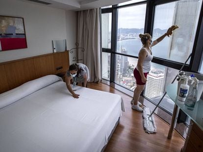 Dos limpiadoras trabajan en un hotel de Benidorm (Alicante), el pasado junio.