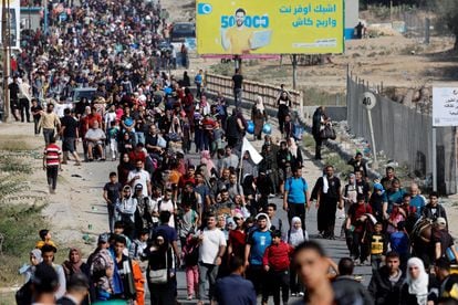 Cientos de palestinos abandonan el norte de Gaza este jueves ante el agravamiento de los combates entre los soldados israelíes y los milicianos de Hamás.
