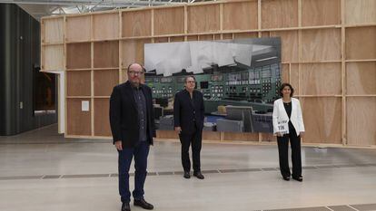 Thomas Demand, artista alemán; Udo Kittelmann, comisario de la exposición; y Fátima Sánchez, directora ejecutiva del Centro Botín.